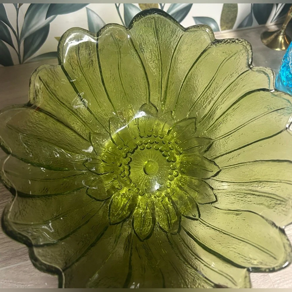 Vintage Indiana Glass Lily Pond Sunflower Avocado Green Bowl